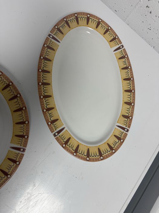 Чинии с битови елементи шевица