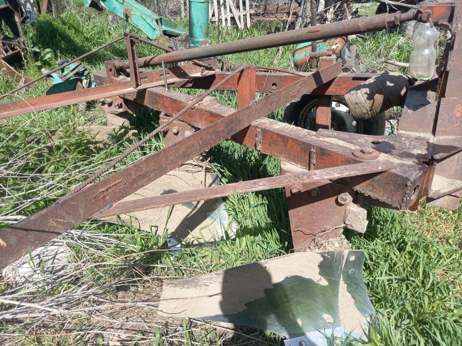 Плуг трехкорпусной