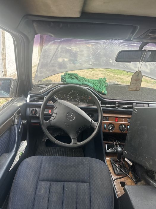 продам мерседес E 300  писать по вацапу