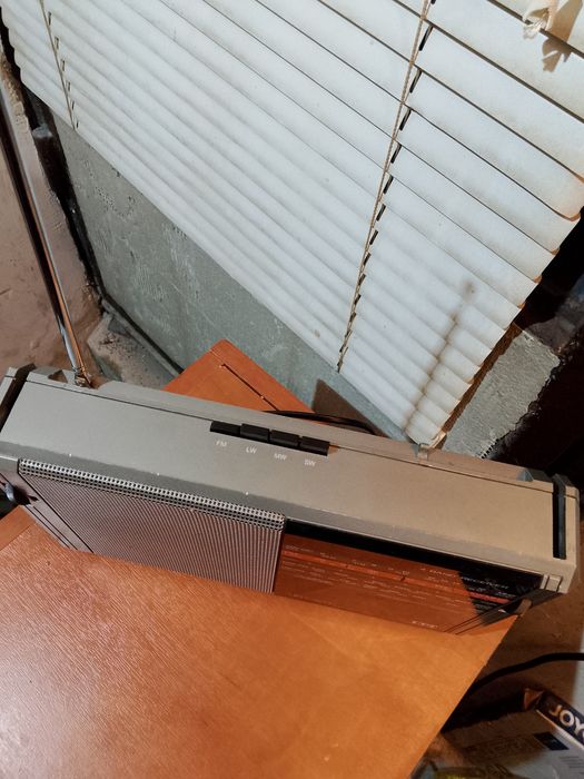 Стари транзисторни радио приемници.