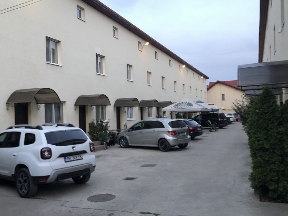 Proprietar inchiriez casa langa metrou