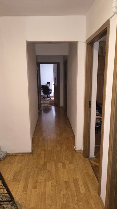 Închiriez apartament cu trei camere de Untold...6..8 persoane...la 10 min de mers pe jos