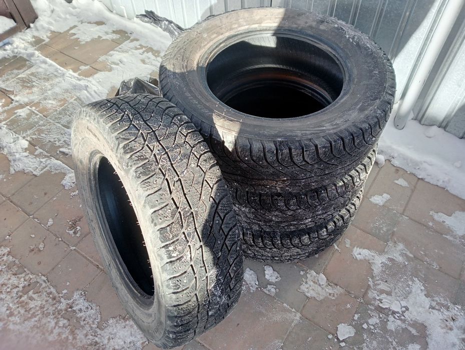 Продам шины шипованные