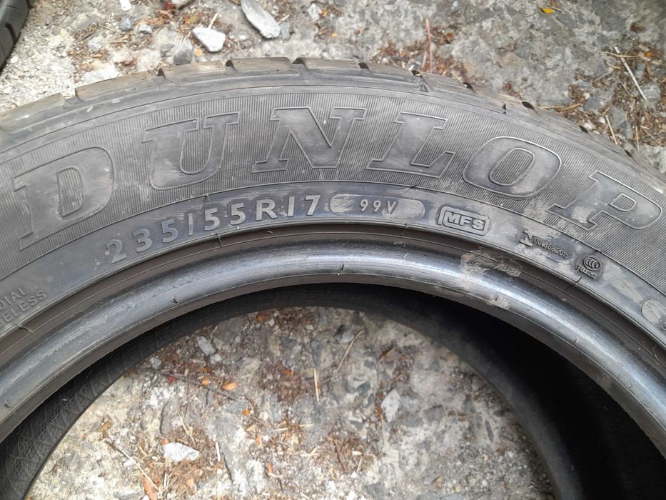 Продава гуми 235-55-17 цола,Дънлоп,четири броя