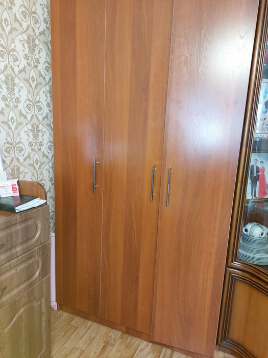 Шкаф плательный трехдверный