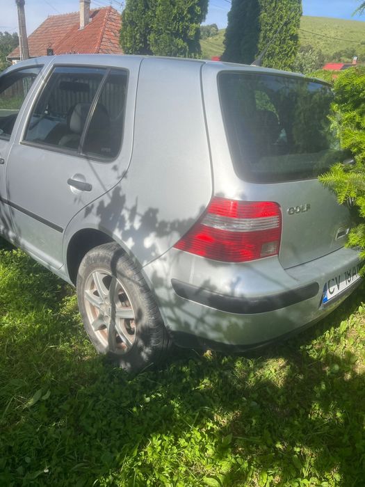Vand sau dezmembrez volkaswage Golf 4