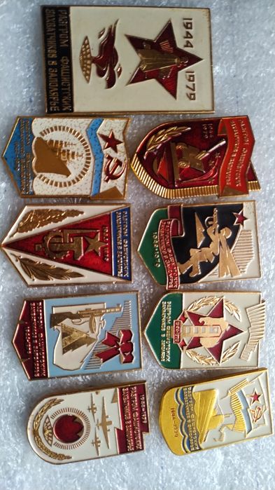 Продажа значков наборами.