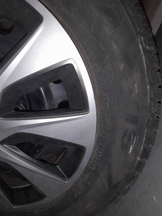 Продавам 4бр. зимни гуми с джанти 15 цол. Подарък тасове.