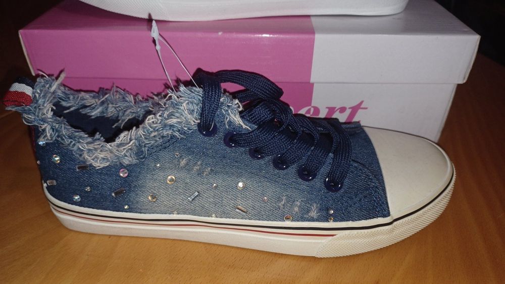 Дънкови гумени кецове, декорирани с блестящи камъчета