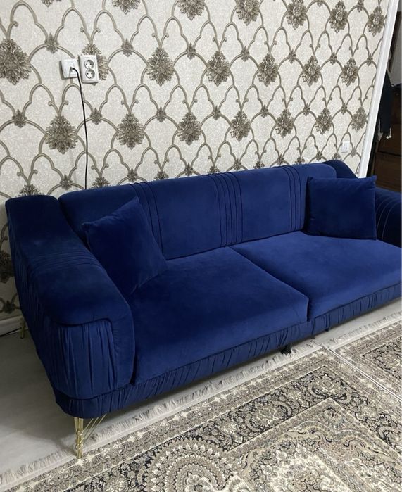 Диван с пуфиком.