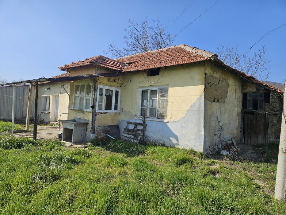 Полумасивна къща + стопанска постройка в 1824 кв парцел