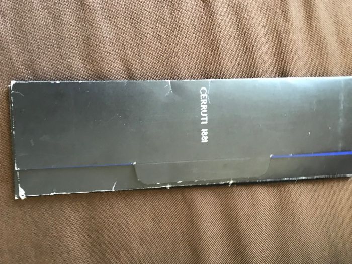 Продавам чисто нова копринена, италианска вратовръзка марка " Cerruti"