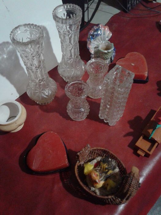 Вази, свещници и  тъкана картина за стена