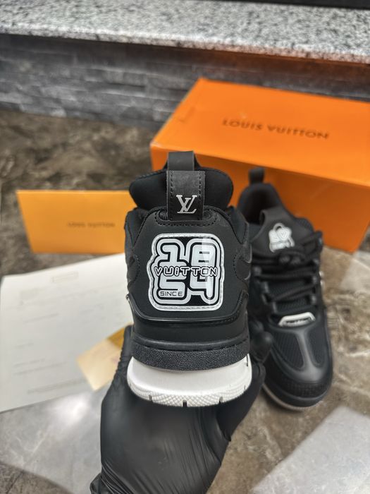 Louis Vuitton Skate Black  - cutie si accesoriile incluse