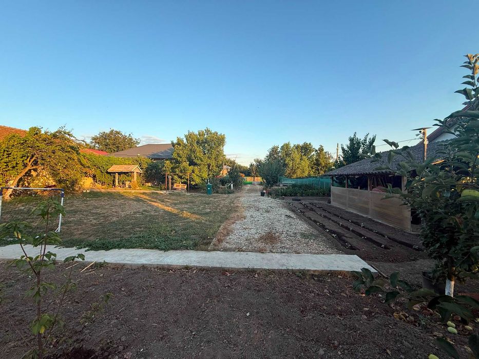 Casa de vânzare de 100 m2 si curte de 2525 m2