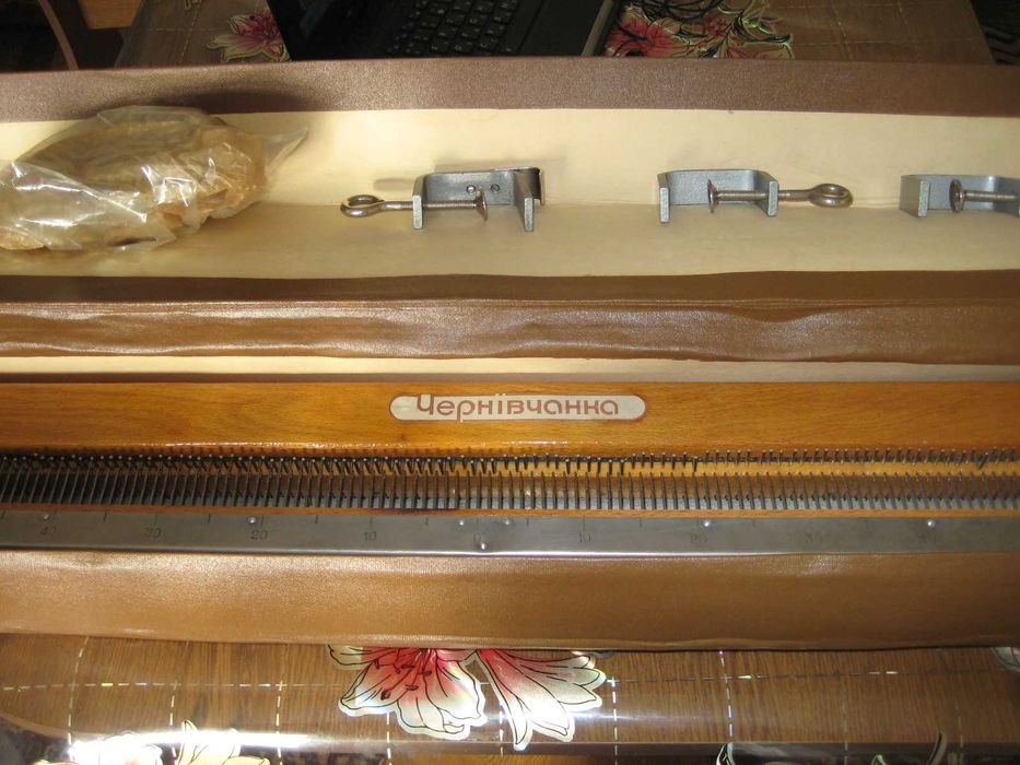 вязальная машинка червнивчанка