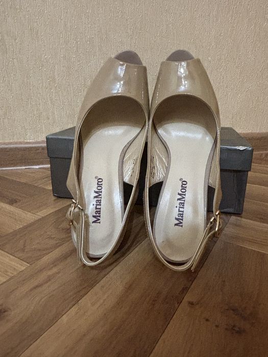 Босоножки на каблуке