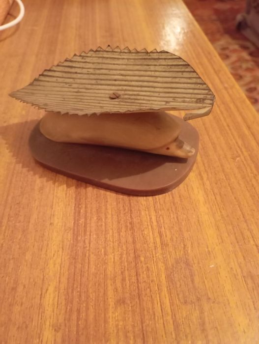 Статуэтка ёжик с листом.