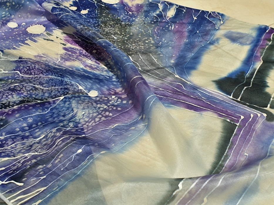 Шал, рисуван върху коприна със специални  бои. дърво на живота. любов