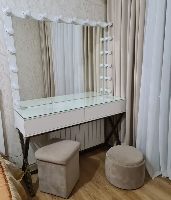 Стол-зеркало для макияжа