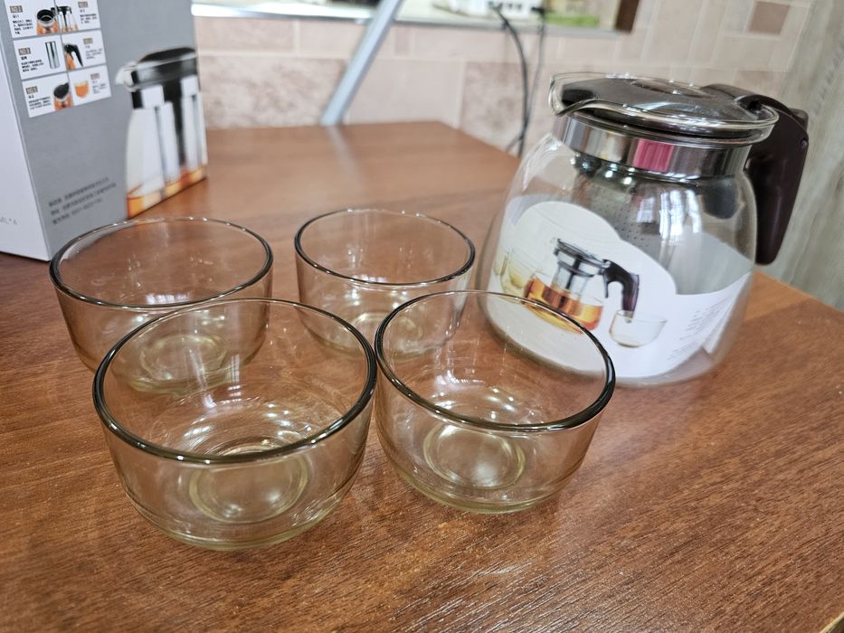 Чайник с чашечками 4 шт, набор.