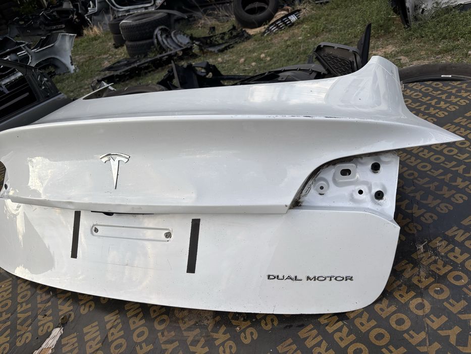 Капак Tesla Model 3