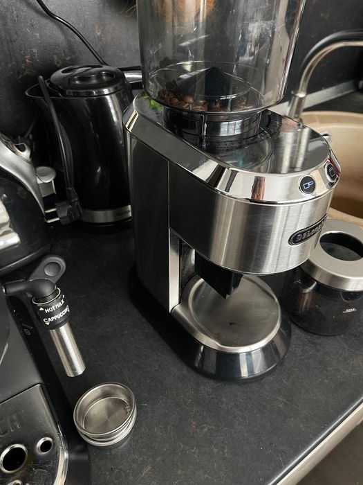 Кафемашина Delonghi Dedica + Конусна кафемелачкаDelonghi