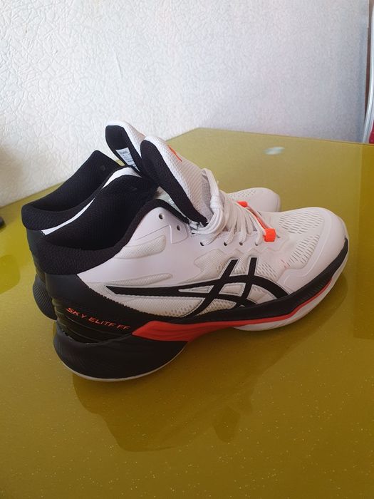 Продам кроссовки Asics новые