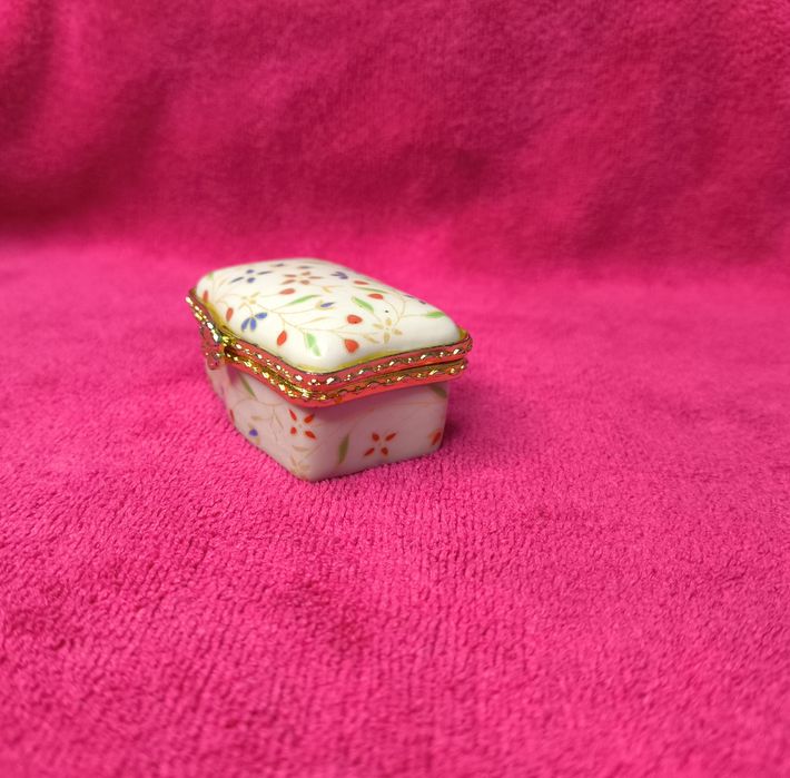 Шкатулка-маленькая,фарфоровая таблетница