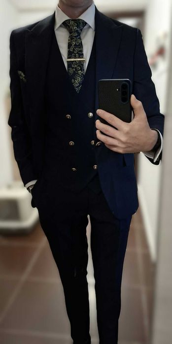 Vand costum barbati din 3 piese