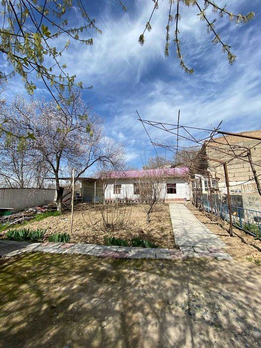 Xovli joy sotiladi 8 sotixdan ko'p. Shaxar markazida.