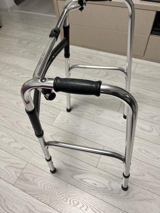 Cadru de mers, negru pliabil, ajustabil , cu functie de pasitor