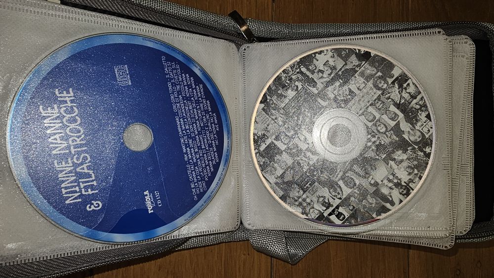 20 диска с Италианска музика заедно с калъф за тях.