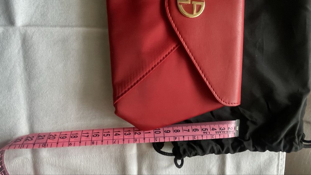 Продам косметичку Армани. Новая.