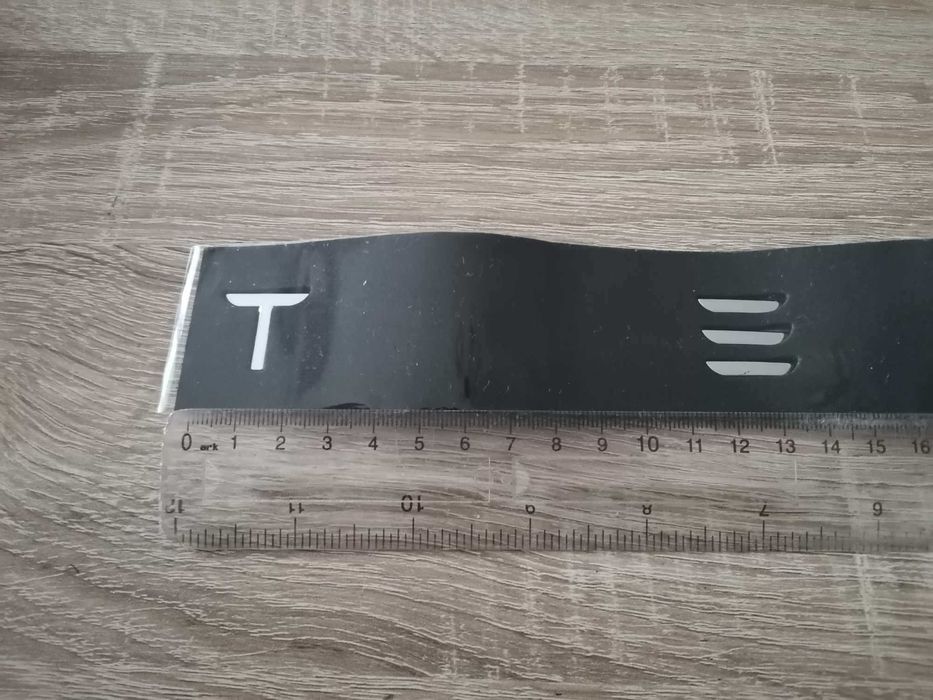 сребрист надпис Tesla Тесла