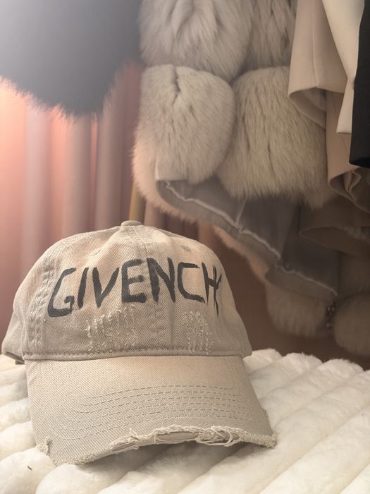 шапка с козирка Givenchy