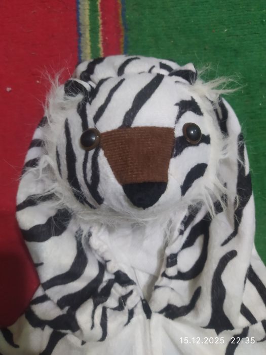 Продам карнавальные костюмы тигрят.