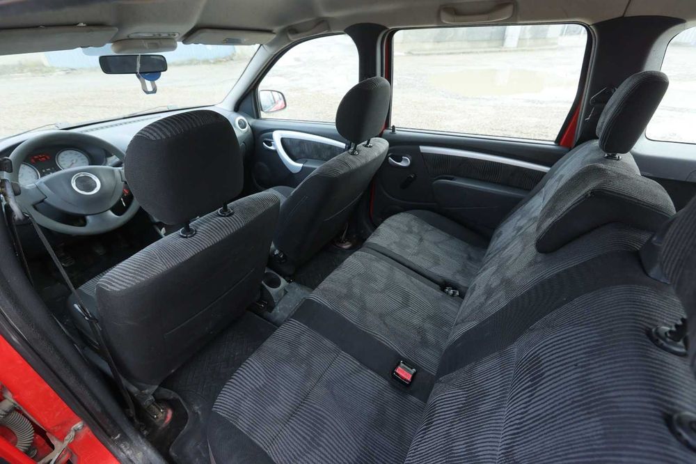 Vand masina Dacia Logan MCV rosie veterana de razboi,dar încă în forma