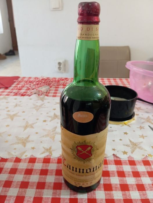 3 sticle de vinuri vechi