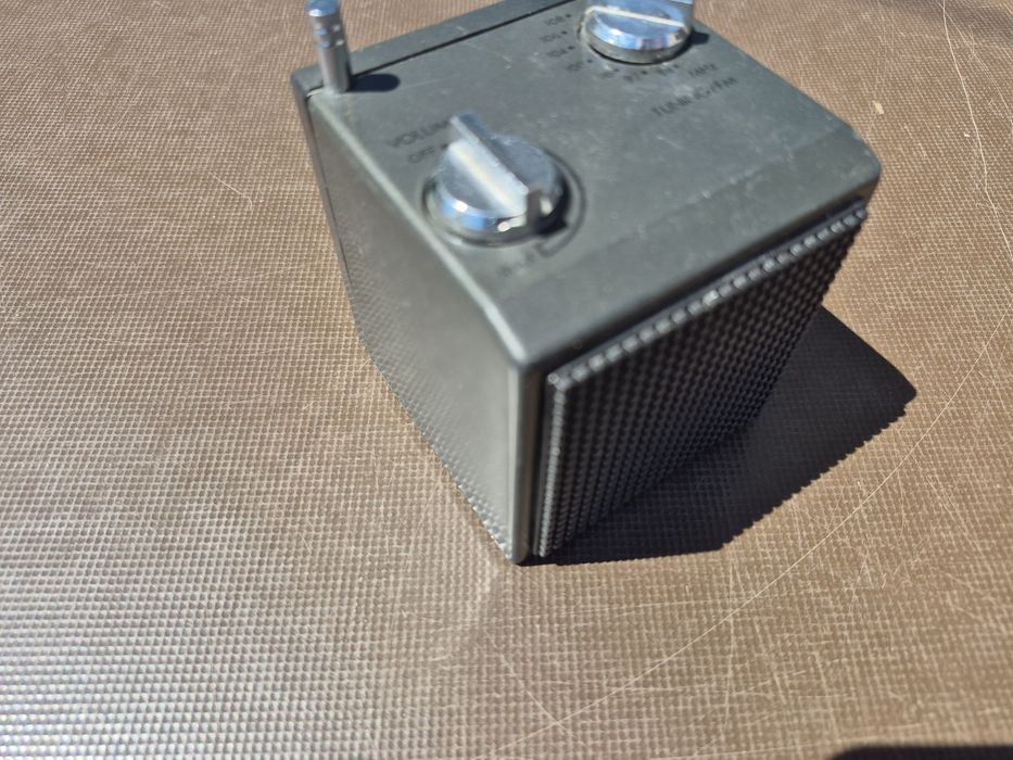 Radio receptor portabil marca ADDEX,model AD1000