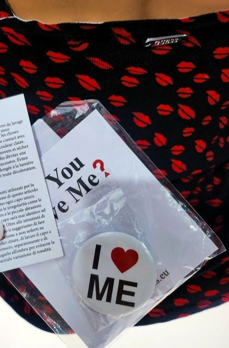 Топ с целувки на Guess