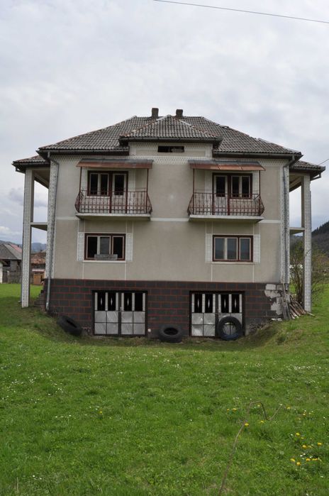 Vând casă tip duplex în Petrova, jud. Maramureș