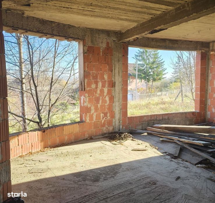 Casă la roșu(sau la cheie) – arhitectură rară, priveliști largi, Deva.