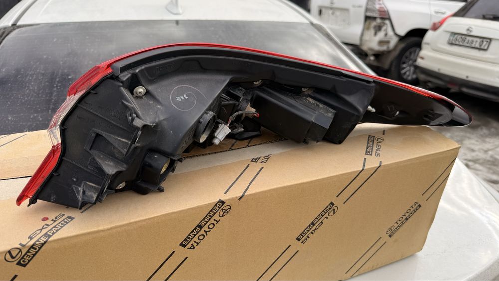 Задний фанарь на крыле левый камри 70