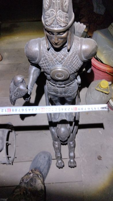 Залотой Человек статуэтка.