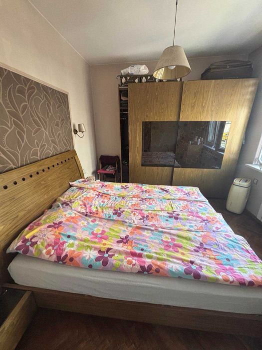Продавам Спалня, нощни шкафчета 2 бр., гардероб и скрин