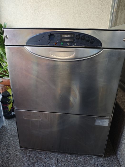 Професионална съдомиялна машина