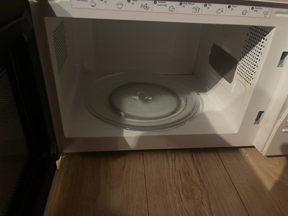 cuptor cu microunde 700w  candy cmw 2070dw foarte putin folosit