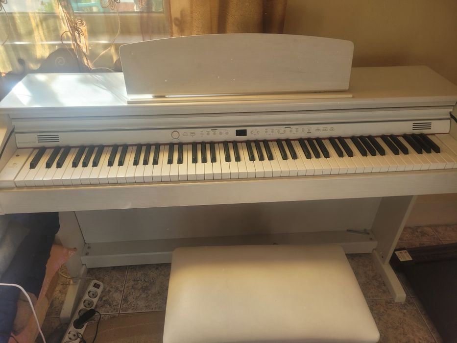 Електрическо пиано с педали и табуретка