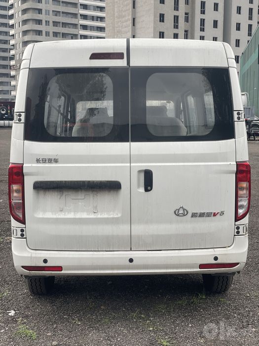 Changan V5 minivan